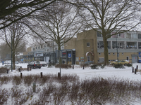 901312 Gezicht op de buitenzijde van het Winkelcentrum Mereveldplein te De Meern (gemeente Utrecht) in een besneeuwde ...